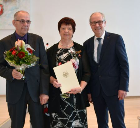 Elisabeth Willeke (links im Bild) erhielt das Verdienstkreuz am Bande des Verdienstordens der Bundesrepublik Deutschland aus den Händen von Landrat Manfred Müller  Bildnachweis: Amt für Presse- und Öffentlichkeitsarbeit, Kreis Paderborn, Ulrike Sander